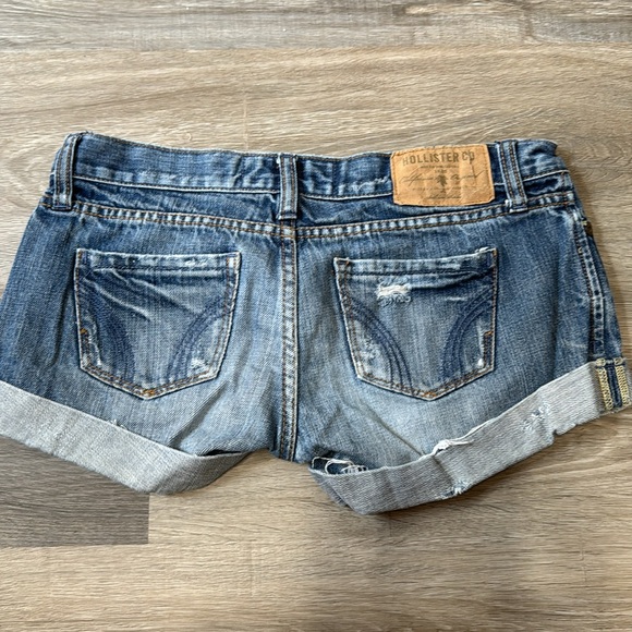 Hollister pacific merchants jean shorts used it good condition, size 0. - Picture 5 of 10
